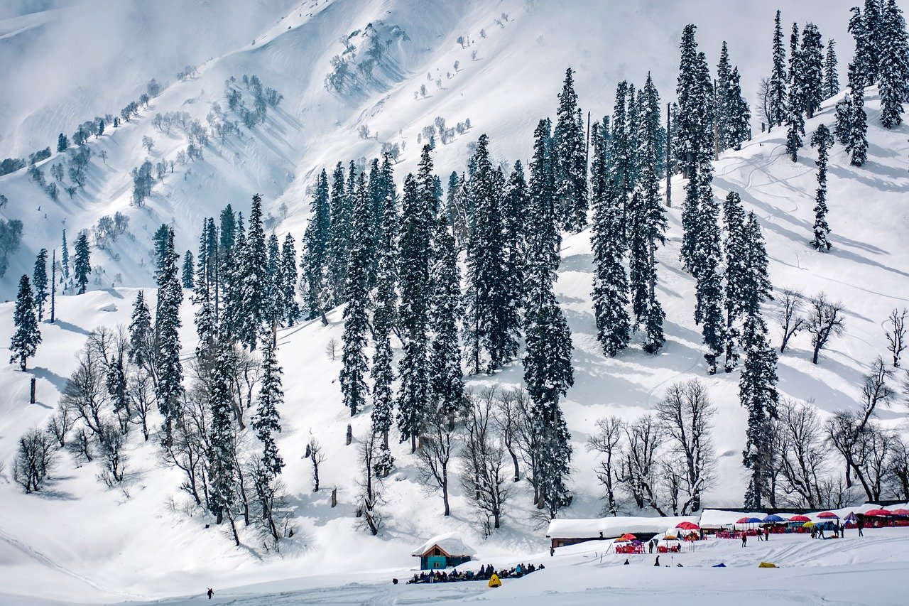 Gulmarg Travel Guide: Gondola, Skiing and Things to Do