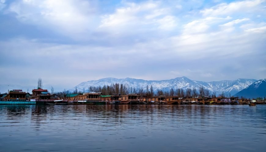 Srinagar and Dal Lake Guide: Houseboats, Shikara and Mughal Gardens