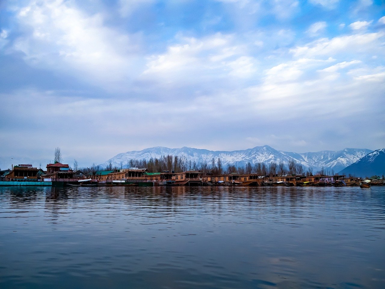 Srinagar and Dal Lake Guide: Houseboats, Shikara and Mughal Gardens