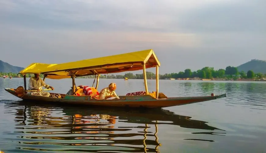 Shikara Ride on Dal Lake - Kashmir activity